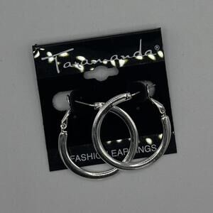 Taramanda Classic Silver Hoop Earrings – Everyday Minimalist Style